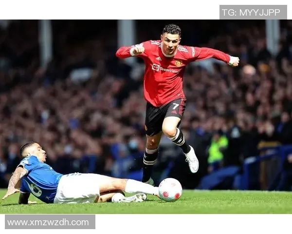 足球巨星怒摔手机引热议 揭示运动员情绪管理与个人隐私之争